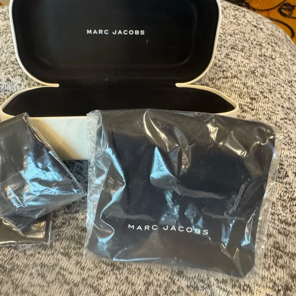 Marc Jacobs White Storage Case w/dust cover for glasses - Picture 3 of 4
